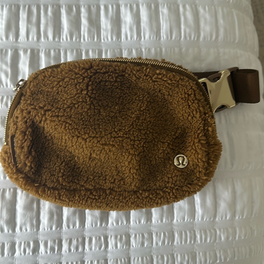 Lululemon Sherpa everywhere belt bag